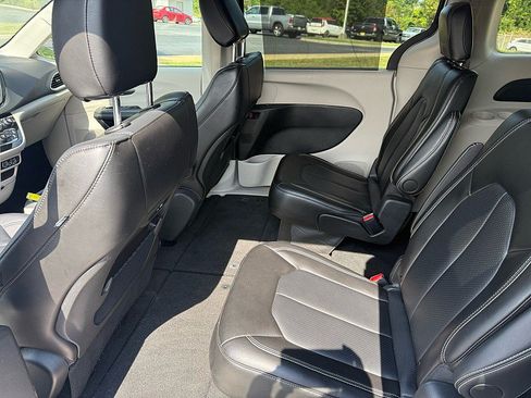 Used 2024 Chrysler Pacifica Touring-L FWD image 13