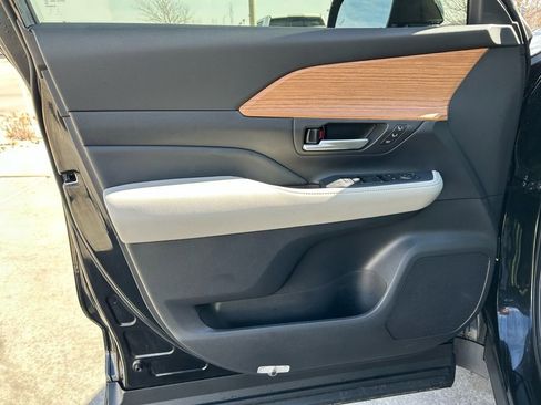 Used 2025 Toyota Grand Highlander AWD image 23