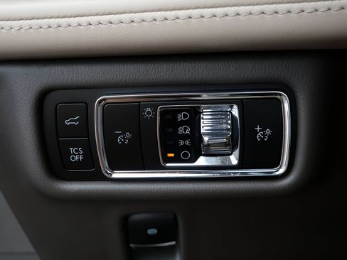 Certified 2023 Lincoln Nautilus Reserve w/ Luxury Package AWD/4WD image 17