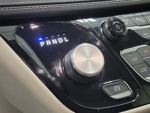 Used 2023 Chrysler Pacifica Touring-L image 34