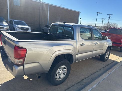 Used 2017 Toyota Tacoma SR image 4
