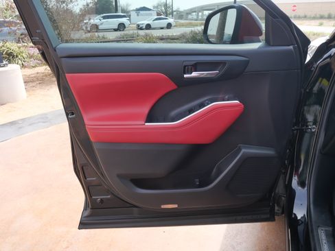 Used 2023 Toyota Highlander XSE image 16