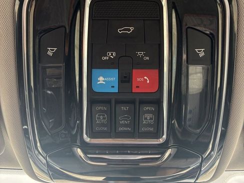 Used 2022 Jeep Grand Cherokee Overland AWD/4WD image 28