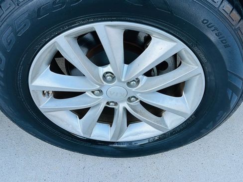 Used 2017 Kia Sorento LX image 26