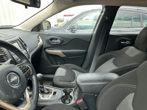 Used 2018 Jeep Cherokee Latitude w/ Cold Weather Group image 7