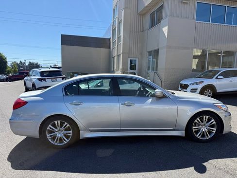 Used 2013 Hyundai Genesis 3.8 w/ Technology Pkg RWD image 2