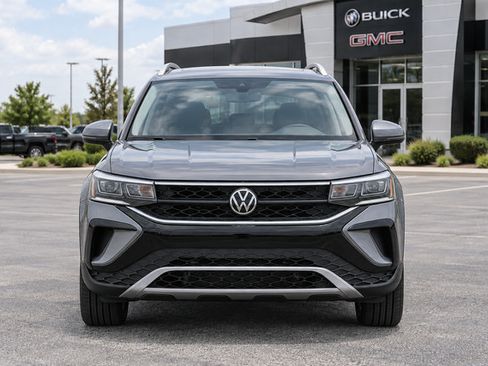 Used 2022 Volkswagen Taos SE FWD image 2