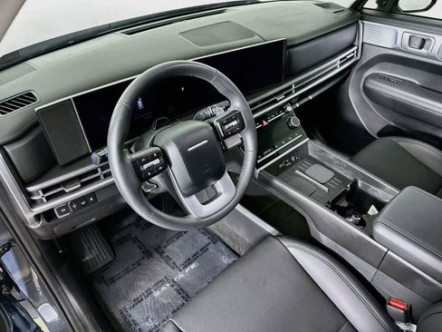 Used 2025 Hyundai Santa Fe SEL FWD image 2