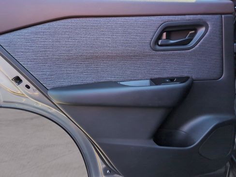 Used 2023 Nissan Rogue S FWD image 31