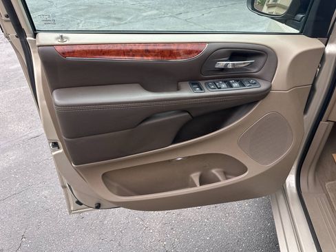 Used 2016 Chrysler Town & Country Touring FWD image 17