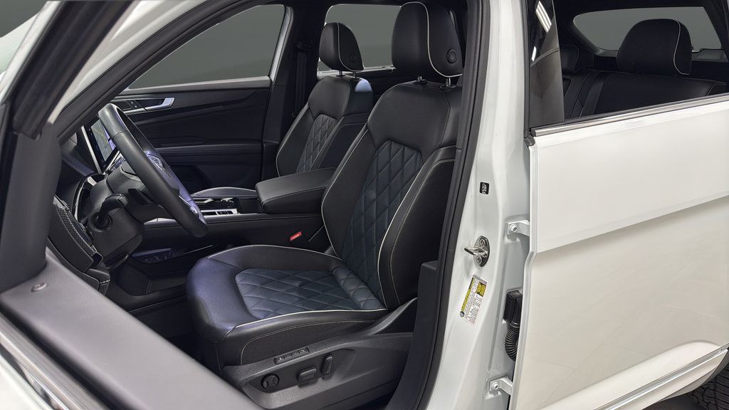 Used 2025 Volkswagen Atlas Cross Sport SEL Premium R-Line AWD/4WD image 9