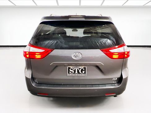 Used 2019 Toyota Sienna XLE w/ XLE Navigation Package FWD image 5