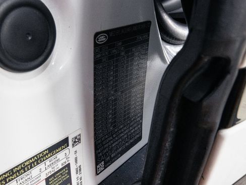 Used 2019 Land Rover Range Rover Velar R-Dynamic SE image 35