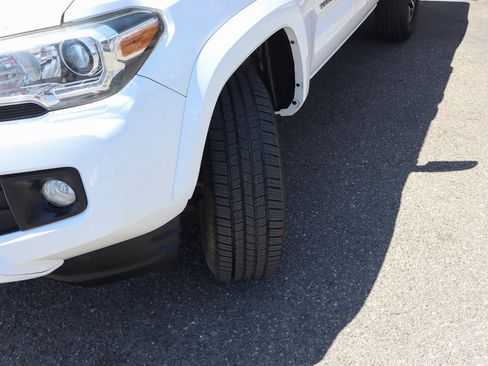 Used 2016 Toyota Tacoma TRD Sport image 42