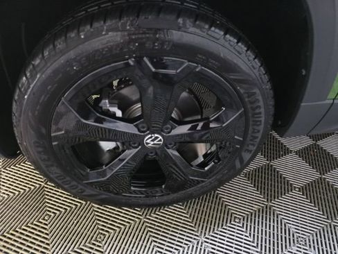 Used 2025 Volkswagen Taos SE AWD/4WD image 10