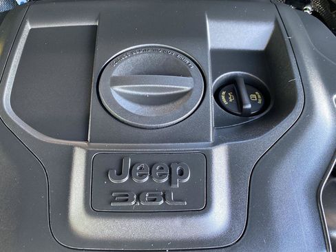Used 2021 Jeep Grand Cherokee L Overland w/ Luxury Tech Group IV AWD/4WD image 57