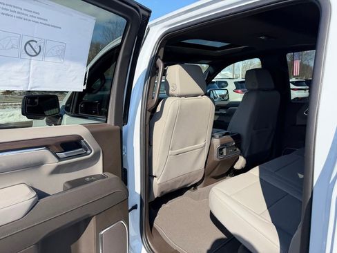 New 2026 GMC Sierra 1500 SLT w/ SLT Premium Package AWD/4WD image 9