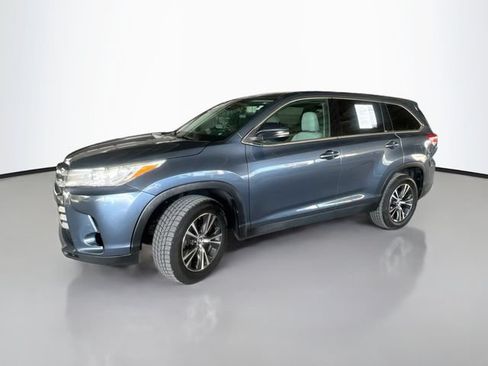 Used 2019 Toyota Highlander LE FWD image 4