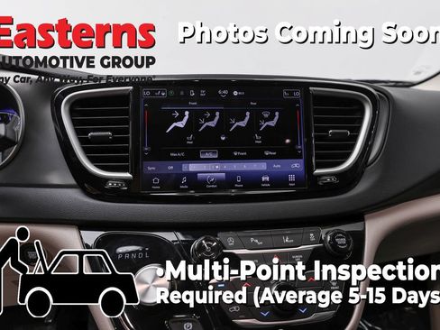 Used 2023 Chrysler Pacifica Touring-L FWD image 12