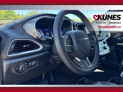 Used 2025 Chrysler Pacifica Select FWD image 14