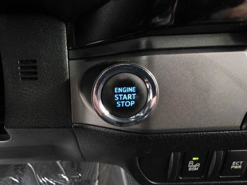 Used 2017 Toyota Tacoma SR5 RWD image 19