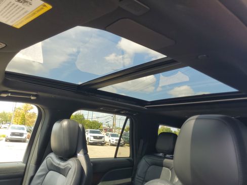 Certified 2023 Lincoln Navigator Reserve AWD/4WD image 11
