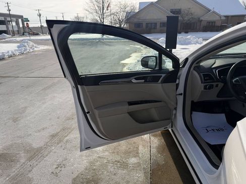 Used 2020 Ford Fusion SEL image 27