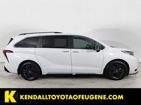 Used 2024 Toyota Sienna XSE AWD/4WD image 6