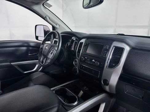 Used 2019 Nissan Titan SV w/ SV Convenience Package image 25