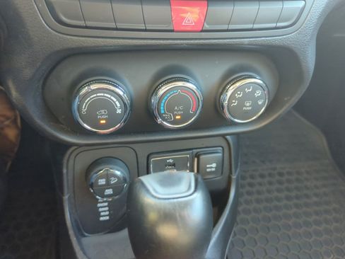 Used 2015 Jeep Renegade Trailhawk AWD/4WD image 12