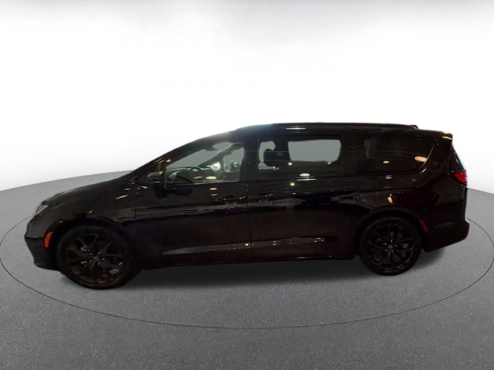 Used 2025 Chrysler Pacifica Limited FWD image 8