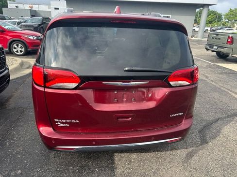 Used 2019 Chrysler Pacifica Limited FWD image 3
