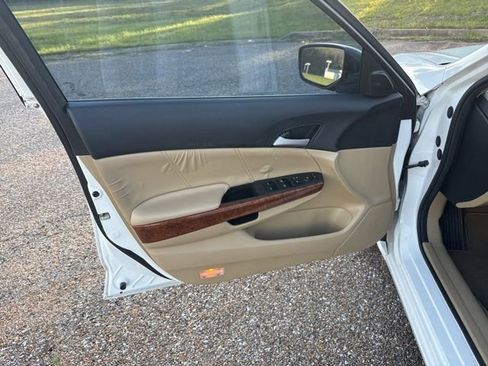 Used 2011 Honda Accord EX-L image 16