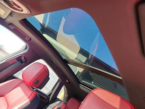 Certified 2025 Porsche Macan image 12