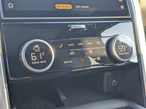 Used 2025 Land Rover Discovery Metropolitan Edition image 22