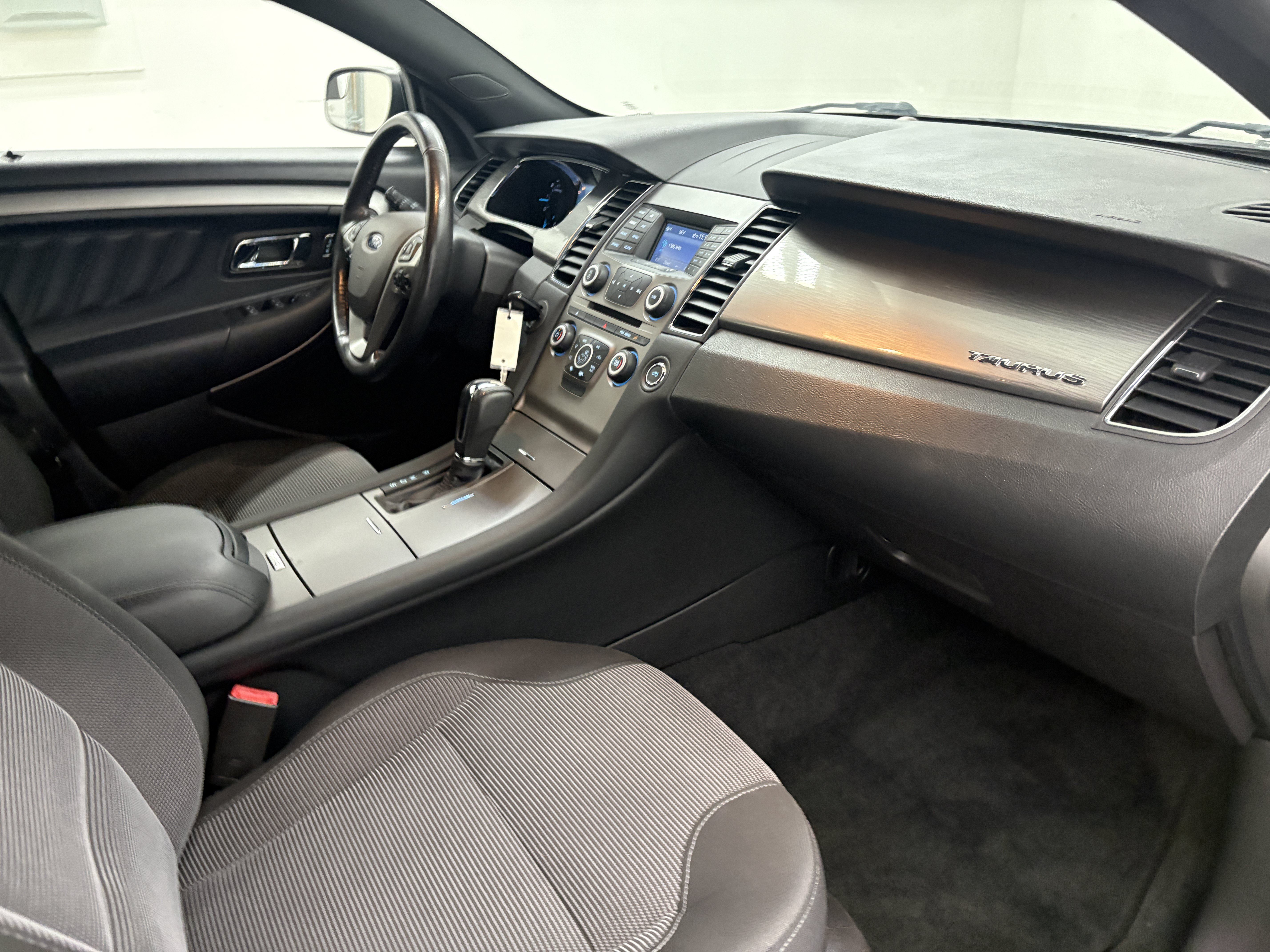 Used 2015 Ford Taurus SEL FWD image 19