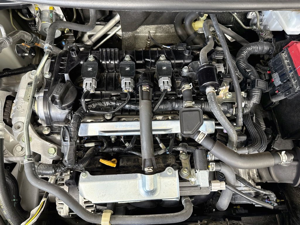 Used 2025 Nissan Versa SR FWD image 38
