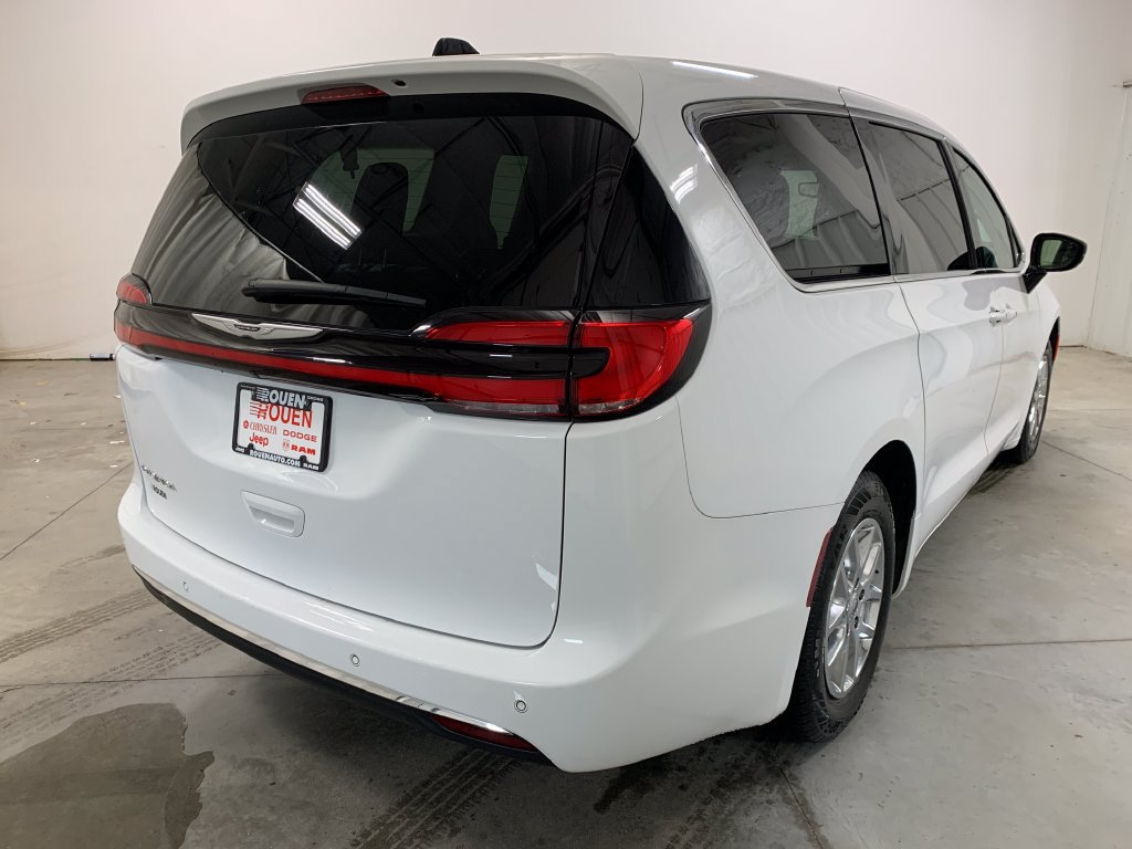 Used 2024 Chrysler Pacifica Touring-L FWD image 9