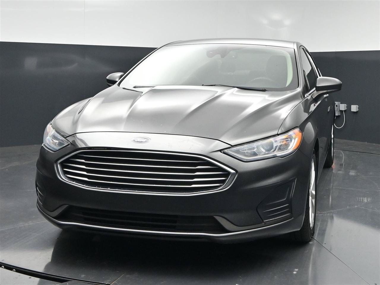 Used 2019 Ford Fusion SE FWD image 2