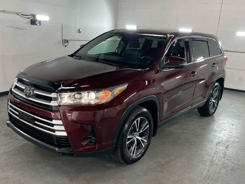 Used 2019 Toyota Highlander LE AWD/4WD image 2