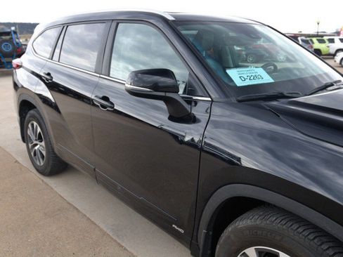 Used 2023 Toyota Highlander XLE AWD/4WD image 10