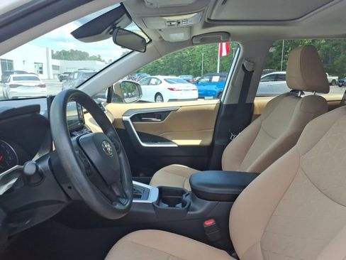 Used 2020 Toyota RAV4 XLE w/ Convenience Package FWD image 5