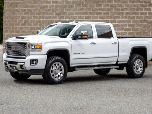 Used 2017 GMC Sierra 2500 Denali w/ Duramax Plus Package AWD/4WD image 6