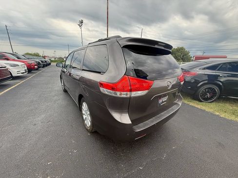 Used 2014 Toyota Sienna XLE w/ XLE Premium Package FWD image 6