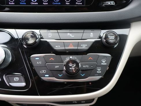Used 2018 Chrysler Pacifica Touring-L Plus FWD image 21
