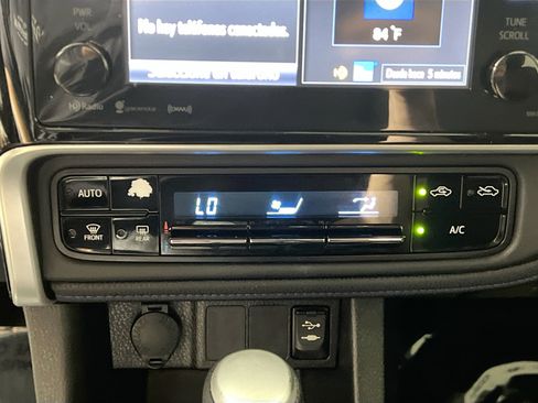 Used 2017 Toyota Corolla SE w/ SE Premium Package FWD image 26