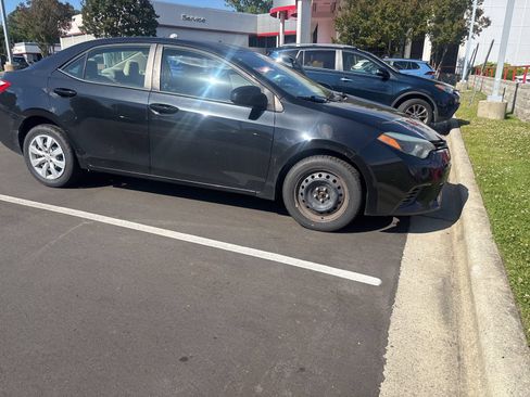 Used 2015 Toyota Corolla LE FWD image 2