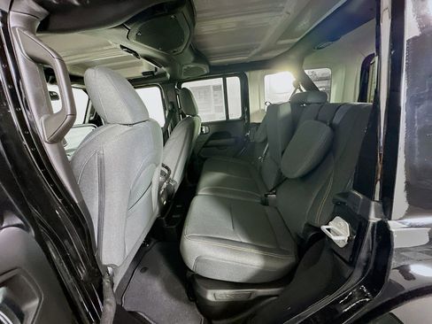 Used 2025 Jeep Wrangler Sahara image 26
