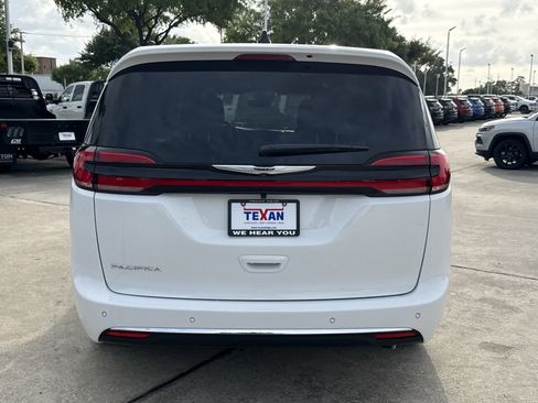 New 2026 Chrysler Pacifica Select image 6