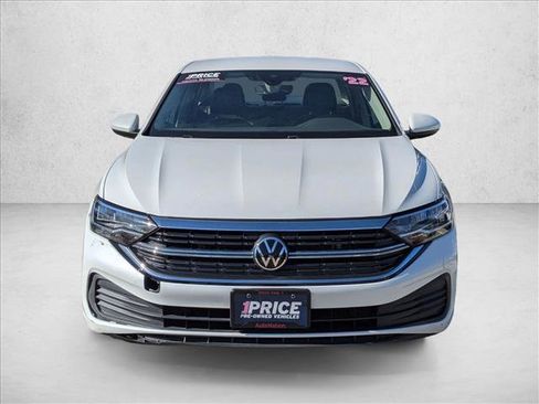 Used 2022 Volkswagen Jetta SE image 2